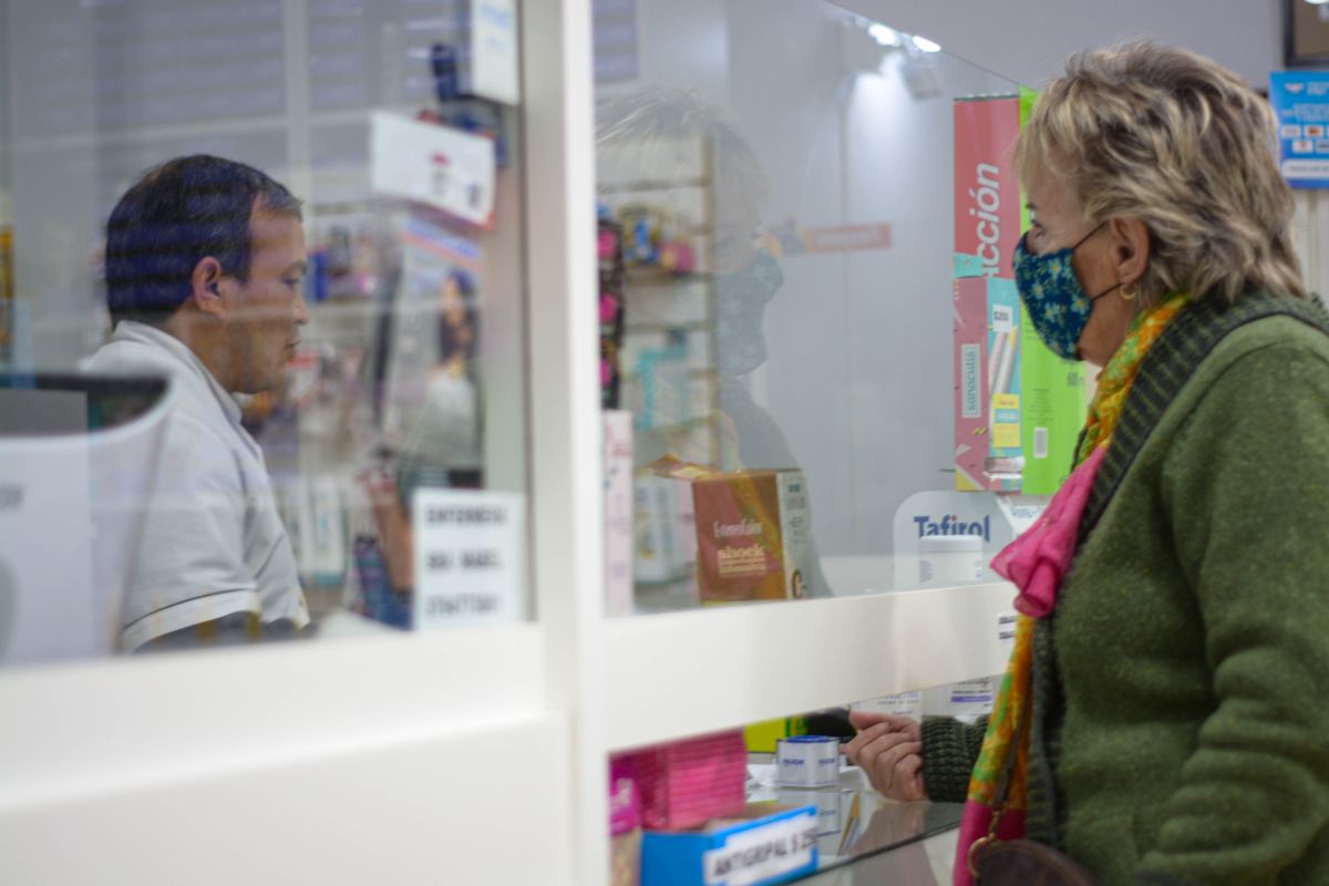 Famille couverte par sa mutuelle de santé à la pharmacie